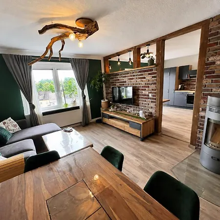 شقة Oeslauer Stube Gemuetliches Mit Kamin, Klimaanlage, Balkon, 3 Schlafzimmern, 2 Baedern, Modern, Familienfreundlich, Zentral, Vollausgestattet Rödental