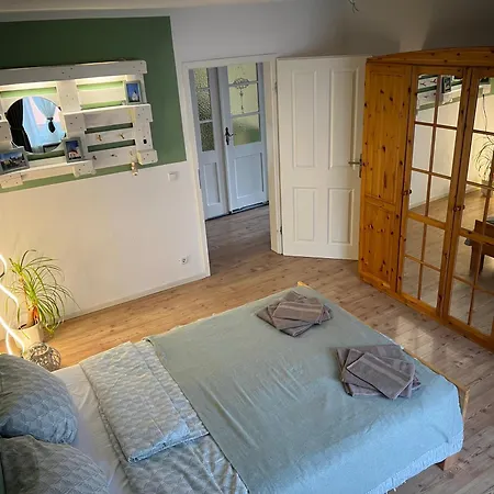 Oeslauer Stube Gemuetliches Mit Kamin, Klimaanlage, Balkon, 3 Schlafzimmern, 2 Baedern, Modern, Familienfreundlich, Zentral, Vollausgestattet Appartement Rödental