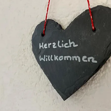 Oeslauer Stube Gemuetliches Mit Kamin, Klimaanlage, Balkon, 3 Schlafzimmern, 2 Baedern, Modern, Familienfreundlich, Zentral, Vollausgestattet Appartement Rödental